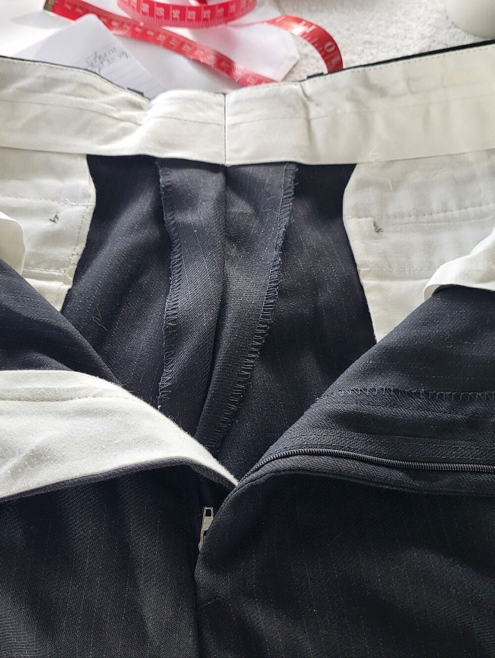 Men's Classic Black Pinstripe Suit Sz 40R - Picture 8 of 10